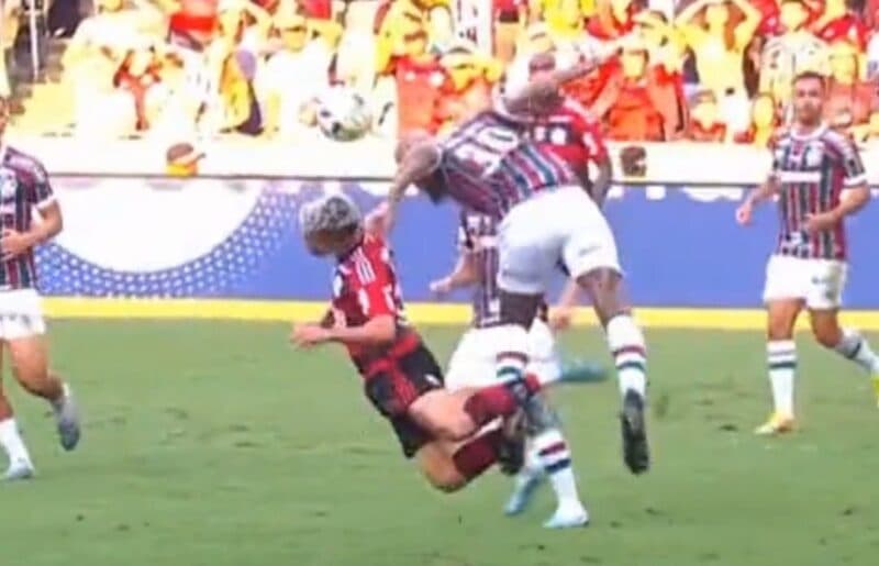 Arrascaeta sofre pênalti não marcado de Felipe Melo em Flamengo x Fluminense