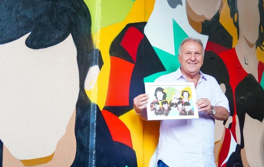 Zico recebe homenagem em escola da infância; Projeto Trilhas Identitárias levou Galinho e outros ídolos do Flamengo para conversa com estudantes