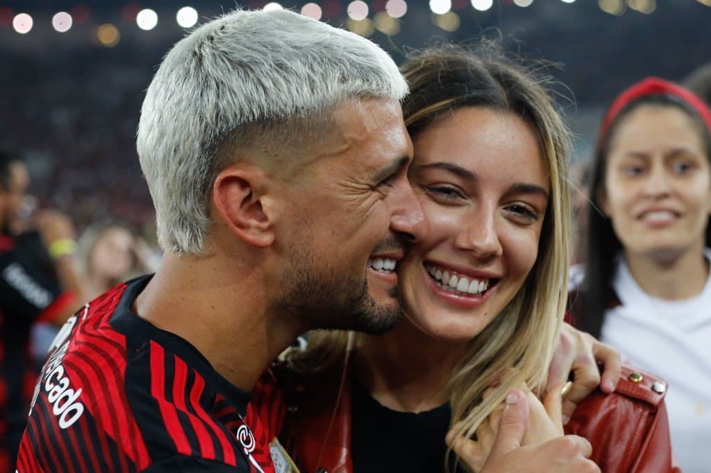 Arrascaeta, jogador do Flamengo e interesse do Al-Nassr, e Camila Bastiani