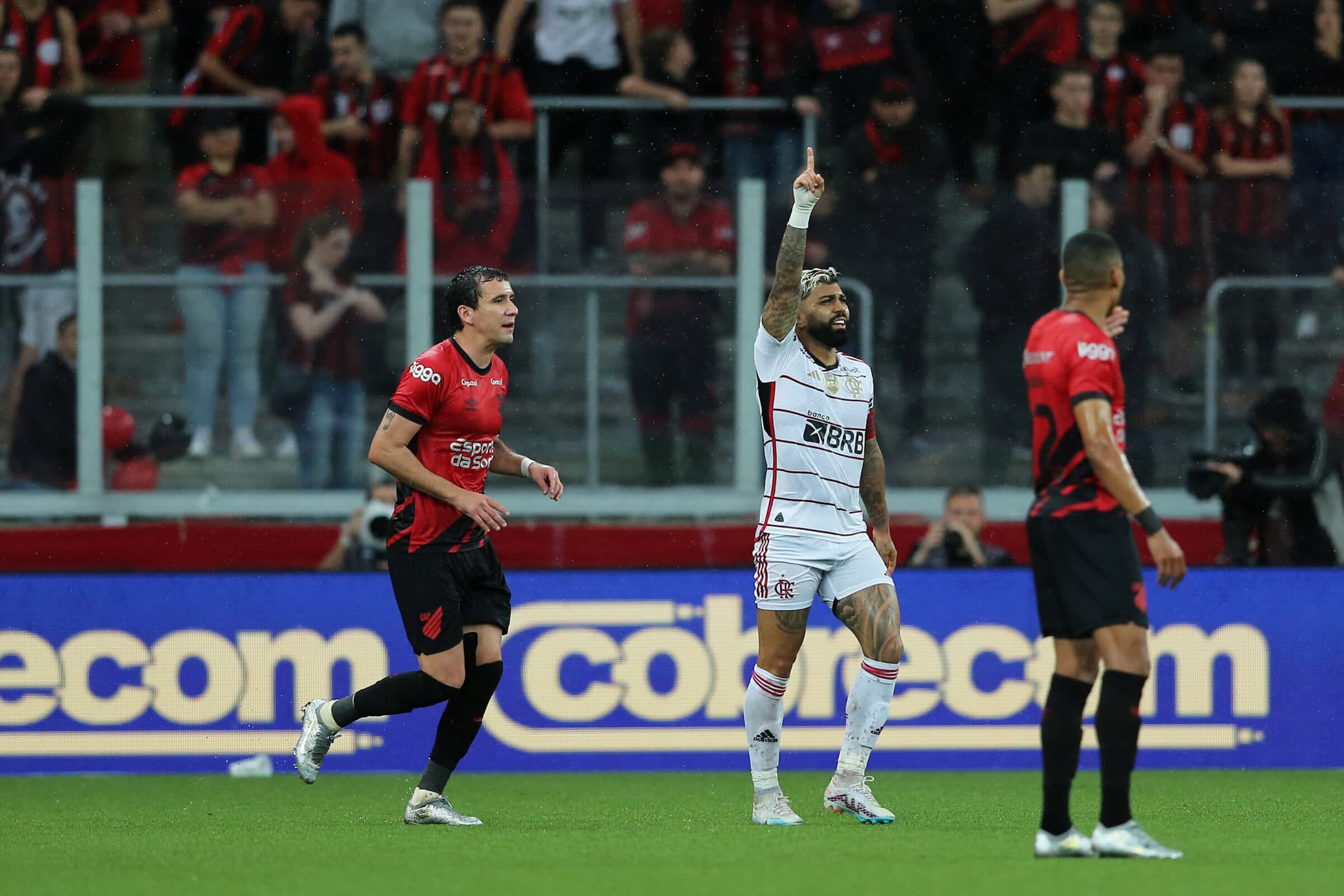 Após partida contra o Corinthians pela Copa do Brasil, atacante do São Paulo citou Gabigol por causa de cartão amarelo recebido