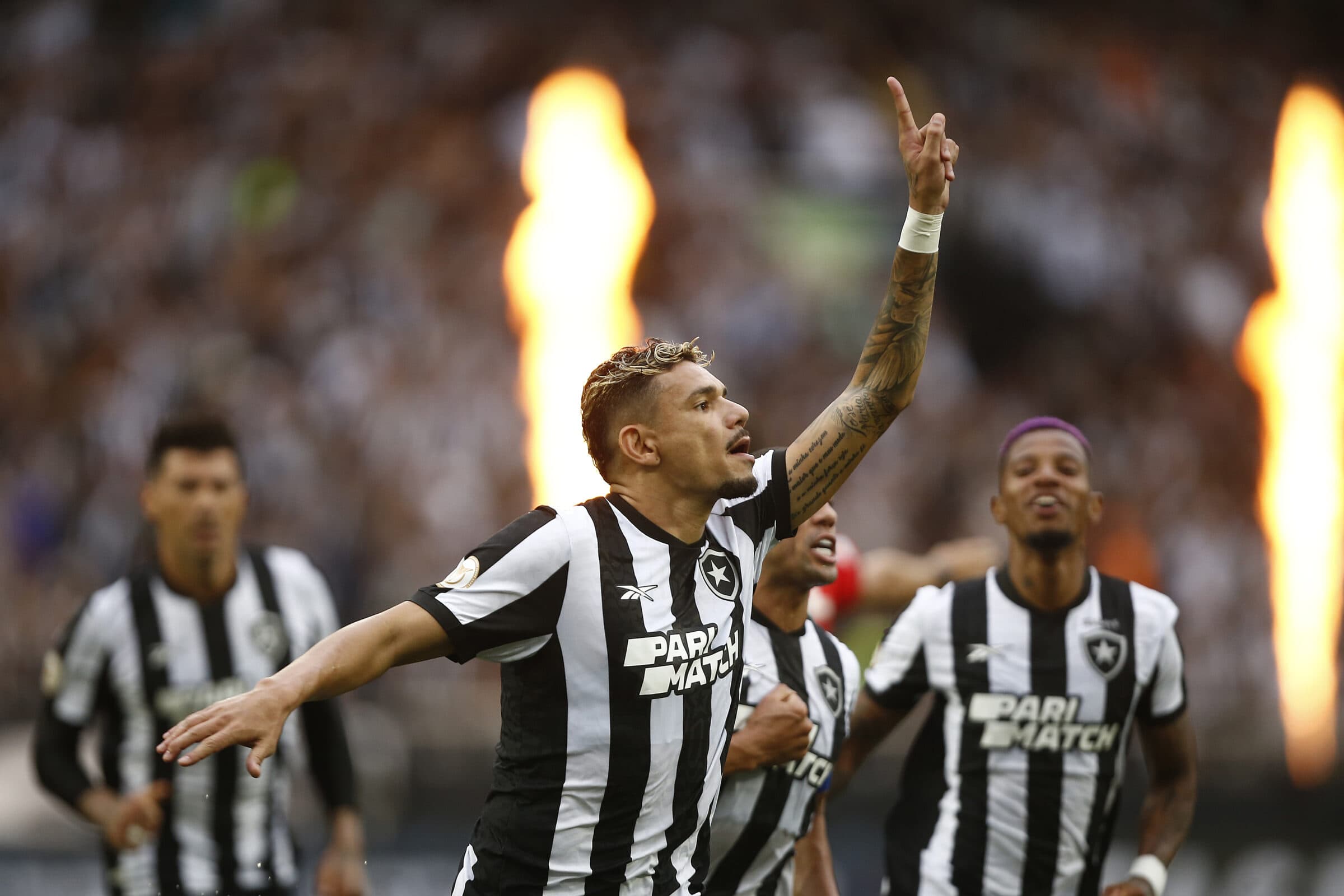 Botafogo atropela Coritiba e mantém larga diferença para Flamengo no Brasileirão