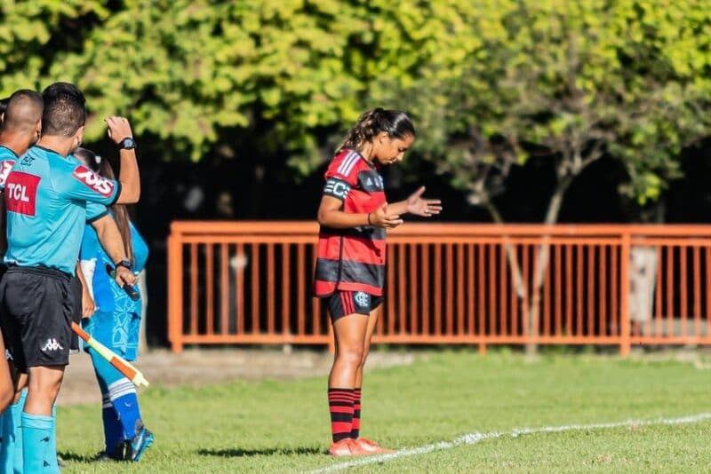 Cecília Alves é a capitã do sub-17 e comemora um ano atuando pelo Flamengo