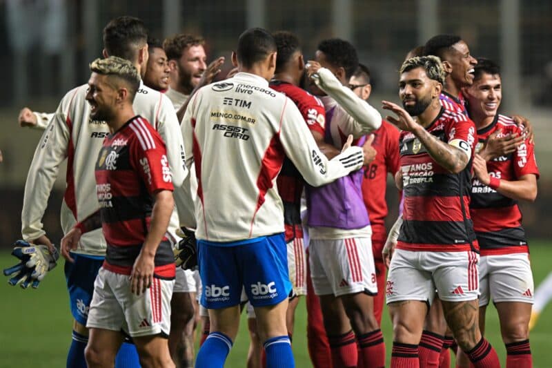 Elenco do Flamengo comemora vitória no Brasileirão; Clube aparece em lista do CIES de elencos mais caros do mundo