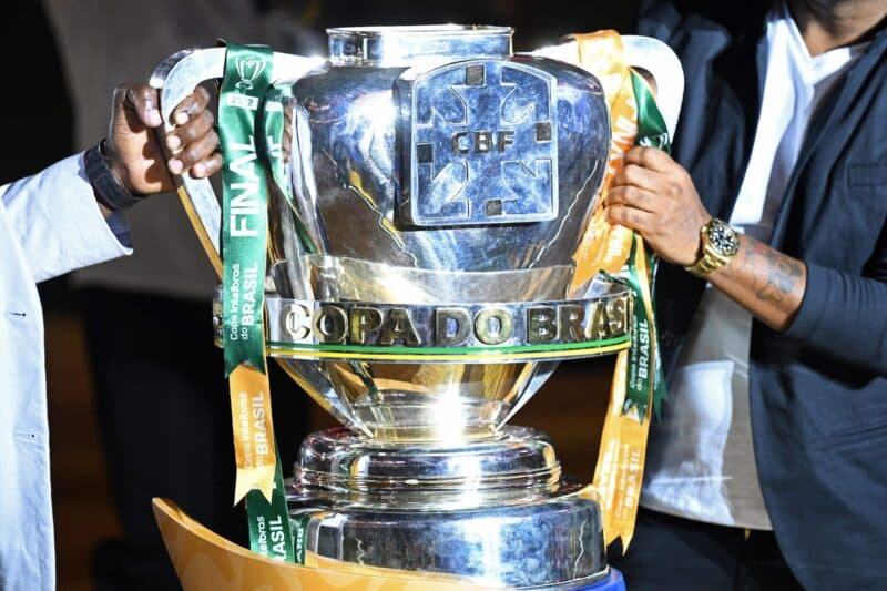 Após vitória do Corinthians contra o América-MG na Copa do Brasil, trio de ex-treinadores separa o Flamengo de bicampeonato