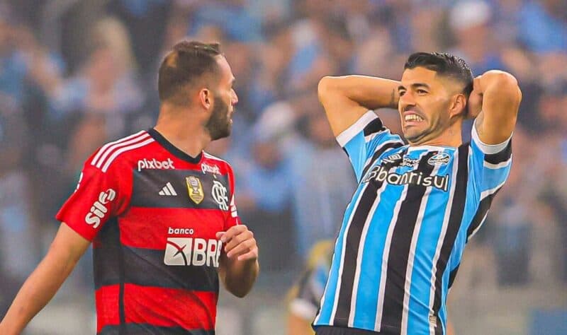 O atacante do Grêmio, o uruguaio Luis Suarez (R), gesticula durante a semifinal da Copa do Brasil entre Grêmio e Flamengo no estádio Arena do Grêmio, em Porto Alegre, Brasil, em 26 de julho de 2023.