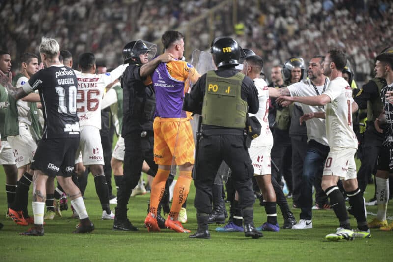 No estádio do Bi da Libertadores do Flamengo, Corinthians viveu batalha campal contra Universitário pela Copa Sul-Americana