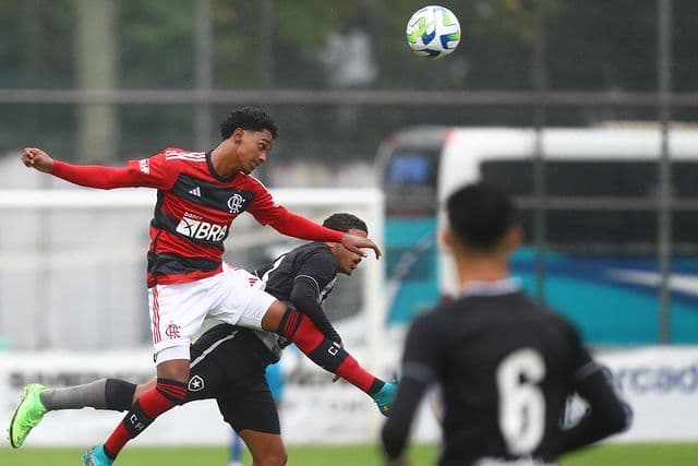 Flamengo perde de virada para Botafogo e encerra invencibilidade no Brasileirão Sub-17