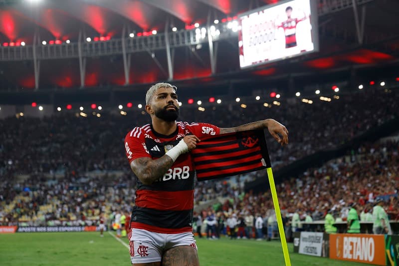 Gabigol com a bandeira do Flamengo após vencer o Fluminense;