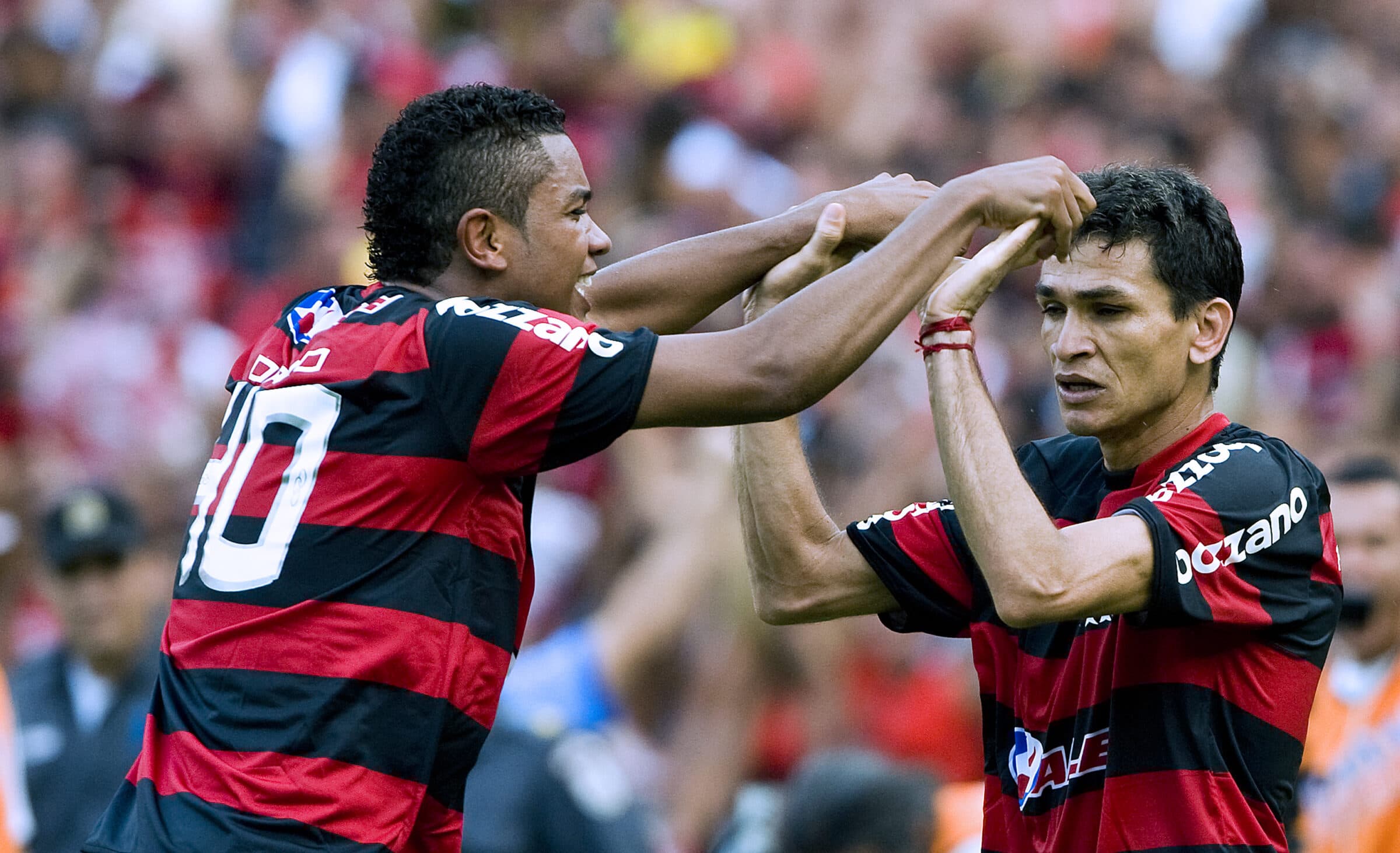 Ronaldo Angelim e Deivid Braz comemora gol do título no Brasileirão 2009; time está em posição melhor que em 2009