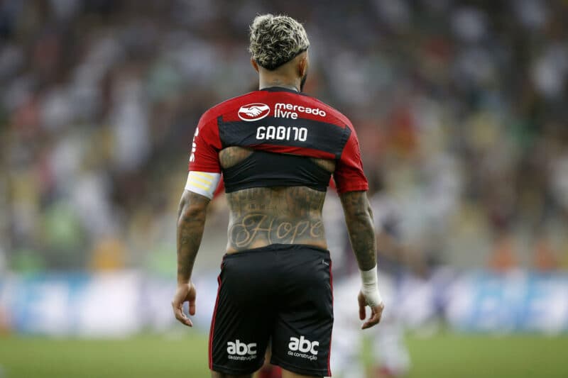 Após Flamengo x Fluminense, Gabigol rouba a cena em shows de Matuê e ConeCrew no Alma Festival. Atacante chegou a cantar no evento