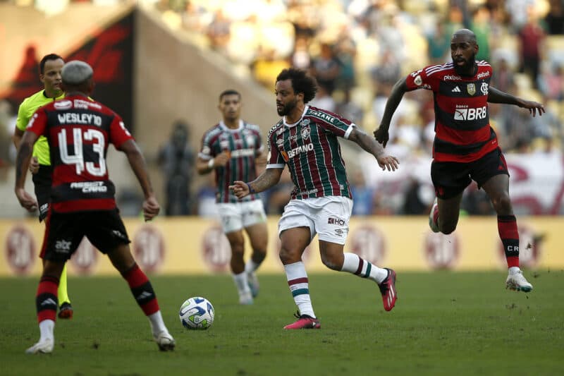 Flamengo empata com Fluminense. Na foto, Wesley marca Marcelo, lateral-esquerdo do Fluminense