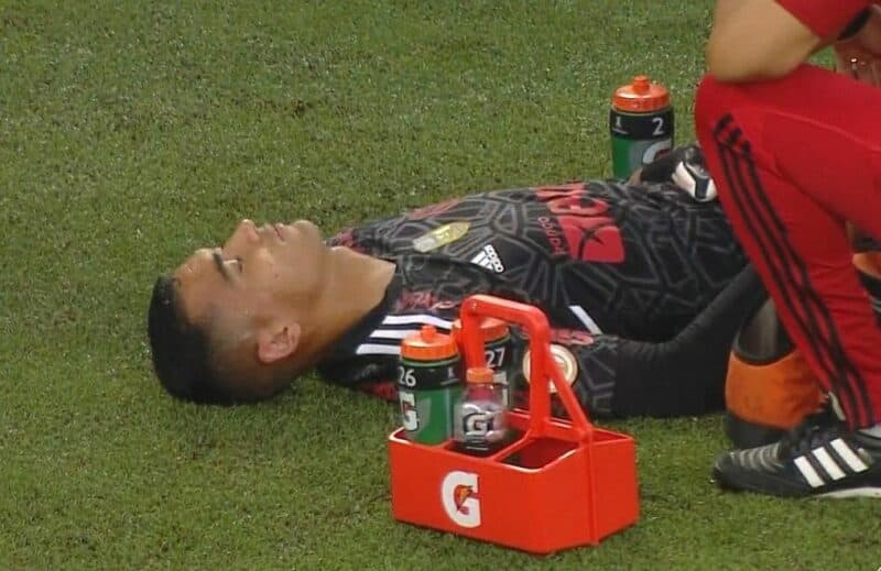 Santos, do Flamengo, desmaia em partida contra o Athletico-PR