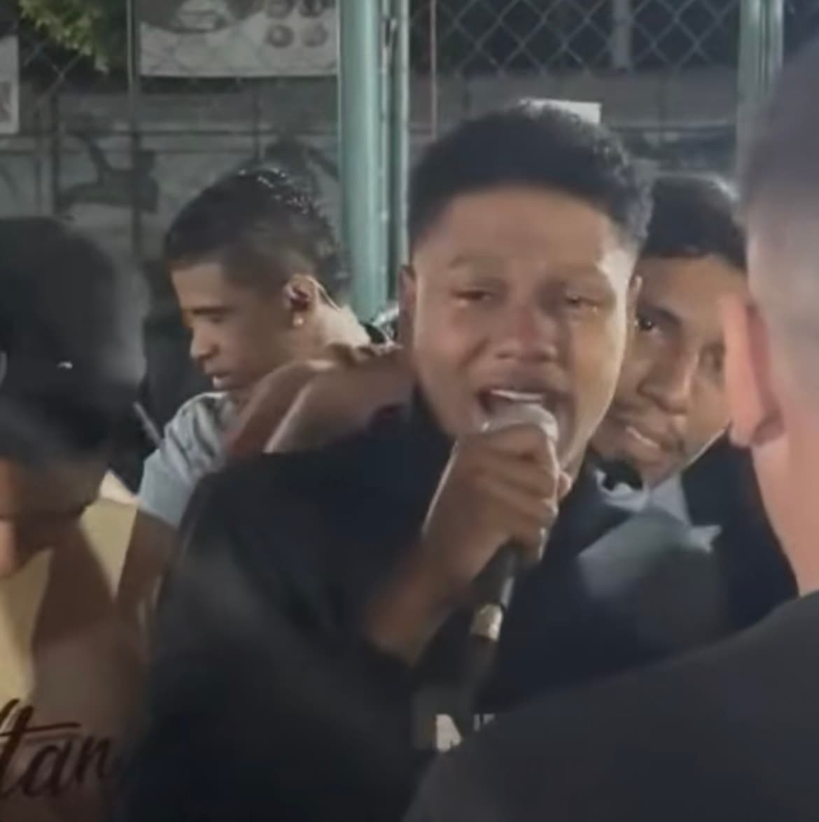 Matheus França chora ao lado de amigos e familiares por saída do Flamengo