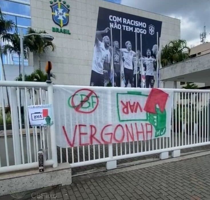 Torcida do Palmeiras protesta na sede da CBF