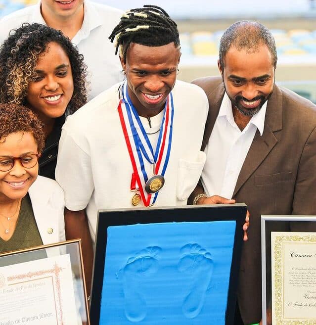 Em dia de homenagens, Vini Jr coloca seus pés na Calçada da Fama do Maracanã