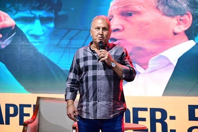 Zico volta a detonar grama sintética no Brasil: 'Grande absurdo'