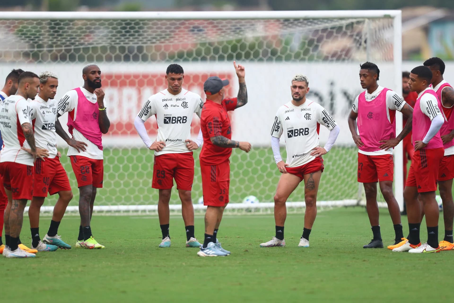 Treino do Flamengo teve briga série entre Varela e Gerson