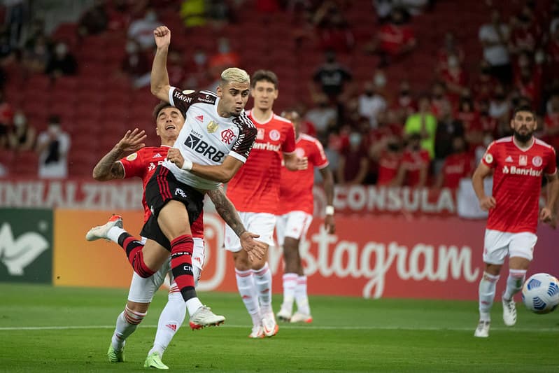 Andreas Pereira marca pelo Flamengo em 2021, contra o Internacional
