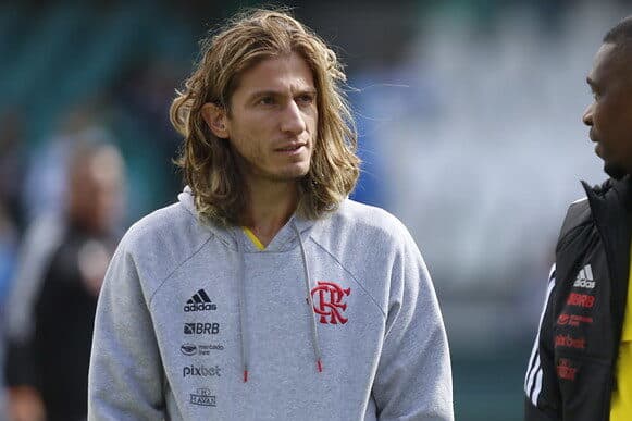 Filipe Luís acena para os torcedores no Maracanã; Lateral do Flamengo é acusado de vender carro de luxo com defeito