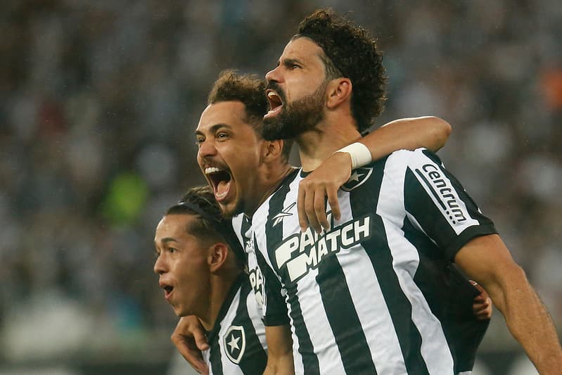 Diego Costa comemora gol em vitória do Botafogo