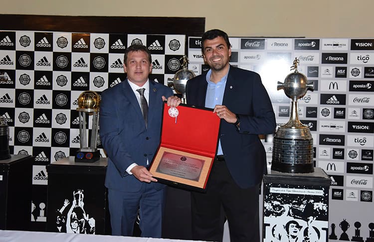 Alejandro Dominguez recebe placa por trajetoria administrativa no Olimpia; clube paraguaio irá enfrentar o Flamengo na Libertadores