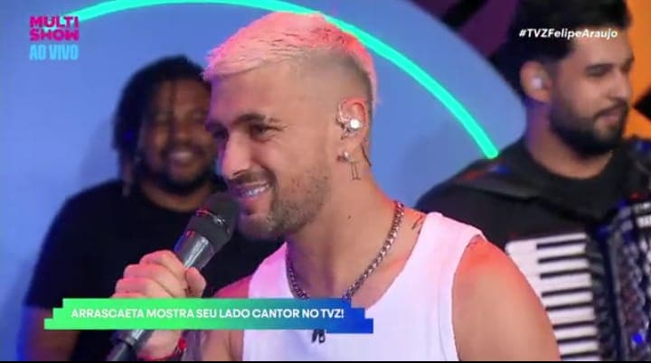 Arrascaeta canta com Felipe Araújo no TVZ