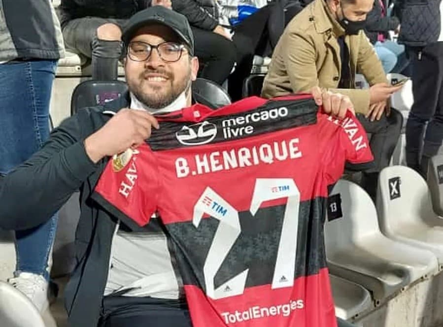 Arturo Martinez, torcedor do Olimpia que recebeu camisa do Flamengo de Bruno Henrique e tem nome em homenagem a Zico