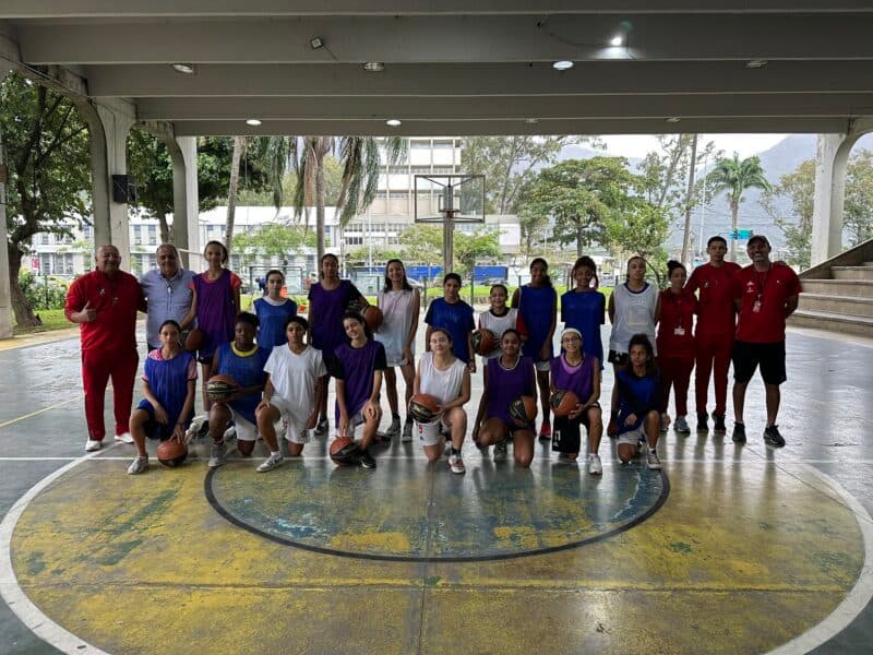 Time de basquete feminino do Flamengo após treino na Gávea