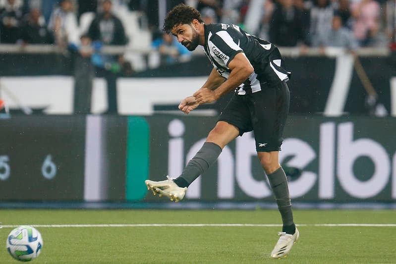 Diego Costa finaliza para gol em Botafogo x Bhia; Gols do rival expõem pontos de perigo para o Flamengo antes do clássico