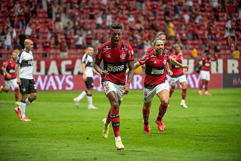 Bruno Henrique comemora gol pelo Flamengo na goleada sobre o Olimpia em 2021