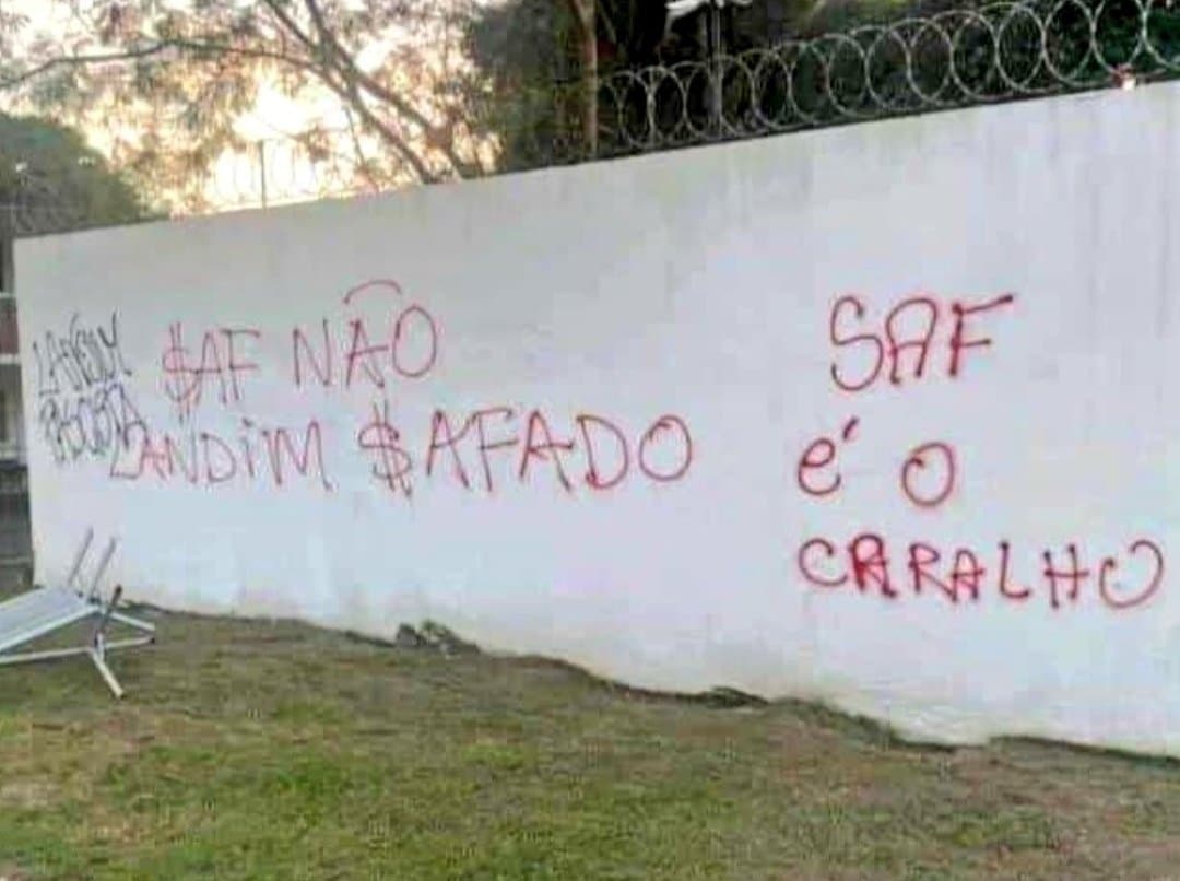 Grupo de torcedores protestou com pichações no Ninho do Urubu após eliminação para o Olimpia na Libertadores. Presidente do Flamengo, Rodolfo Landim, foi principal alvo