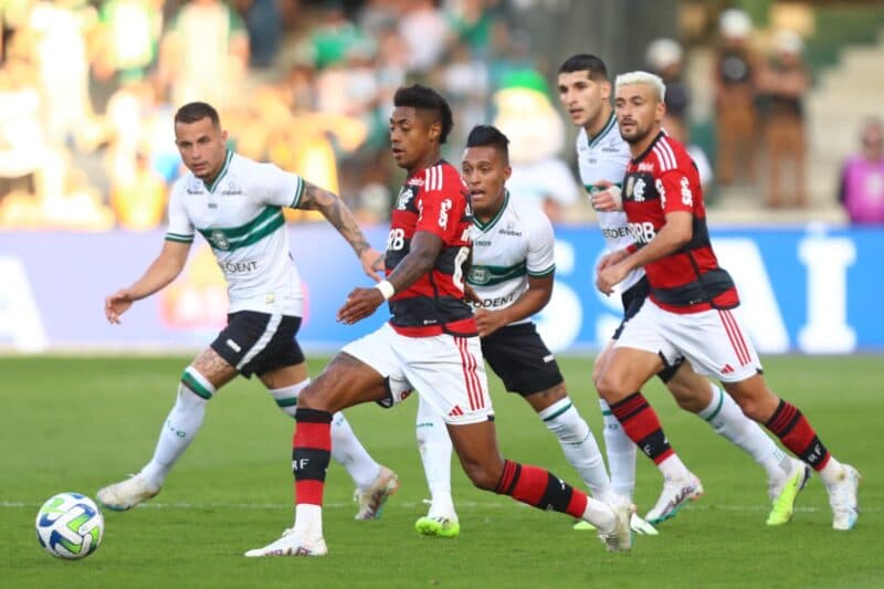 Bruno Henrique e Arrascaeta em campo em jogo do Flamengo; time precisa melhorar números defensivos no Brasileirão contra o Internacional