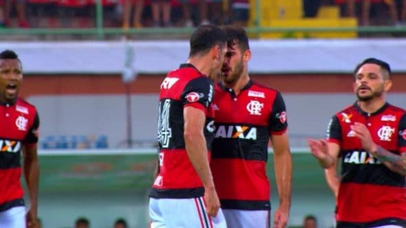 Rhodolfo e Felipe Vizeu brigam durante jogo do Flamengo; Gerson e Varela trocaram socos durante treinamento desta terça