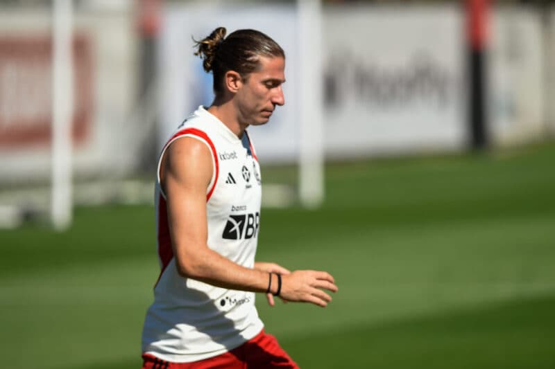 Filipe Luís em treino do Flamengo; Lateral e zagueiro Léo Pereira, desfalques de jogo contra o Cuiabá, treinam no Ninho para enfrentarem Olimpia