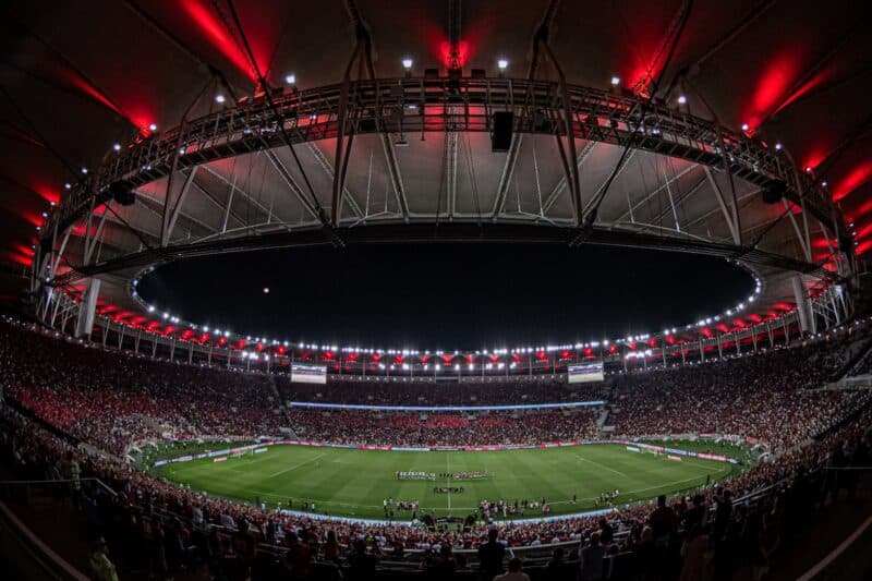 Times de Flamengo e Olimpia no gramado Maracanã antes de partida pela Libertadores
