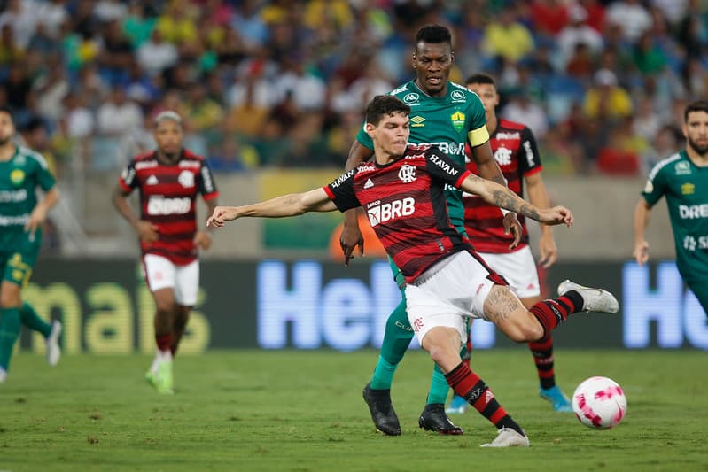Ayrton Lucas em Flamengo x Cuiabá pelo Brasileirão 2022; confira palpites para jogo da edição de 2023