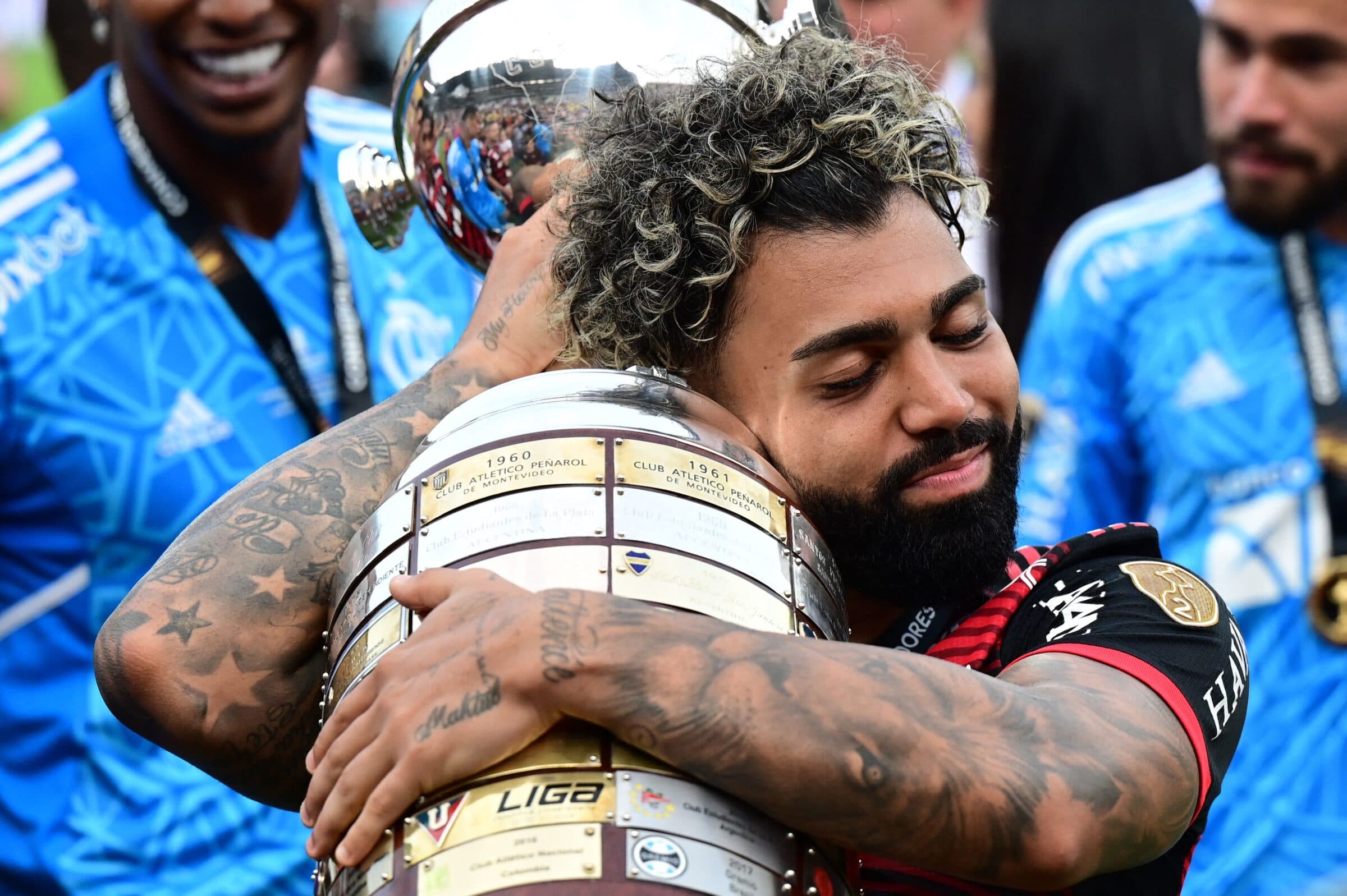 Gabigol completa idade nova nesta quarta-feira (30) com galeria de títulos completa pelo Flamengo, enquanto Zico começava sua trajetória nessa idade