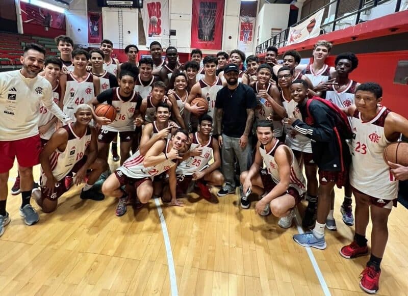 Gabigol ao lado de jovens das categorias de base do basquete do Flamengo; camisa 10 fez visita à Gávea nesta terça-feira (1º)