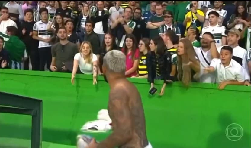 Gabigol entrega camisa para torcedora após Flamengo x Coritiba