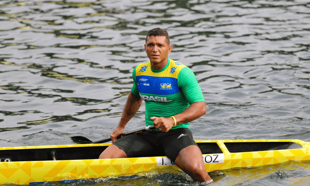 Isaquias Queiroz, atleta do Flamengo, ficou em sexto no Mundial de Canoagem e não conquista vaga para Olímpiadas de Paris 2024