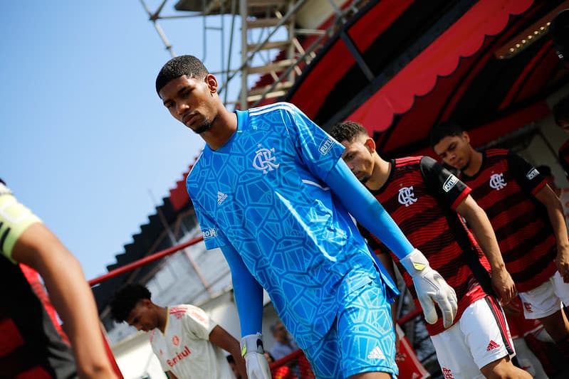 Kauã Santos em jogo do Flamengo; clube acertou venda do jovem para o Eintracht Frankfurt