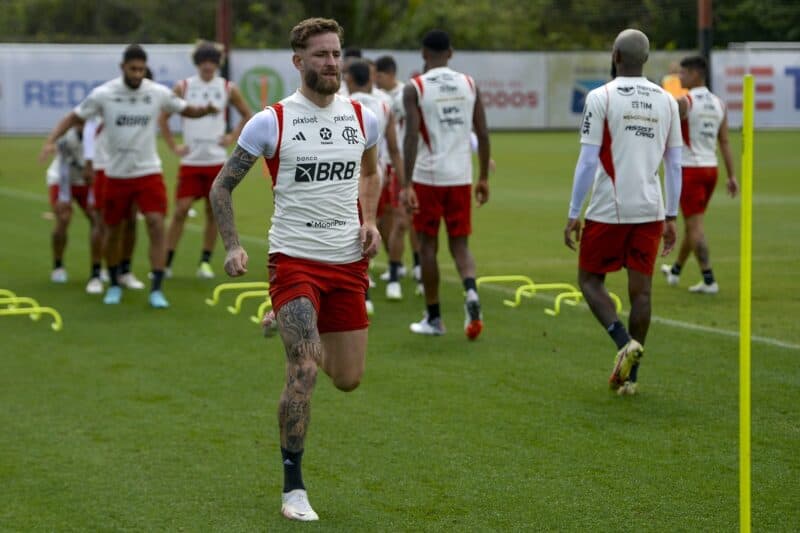 Léo Pereira em treino do Flamengo; Al Nassr deve realizar nova proposta pelo zagueiro