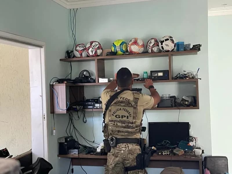 Policial federal realiza busca em casa de jogador durante Operação Jogada Ensaiada