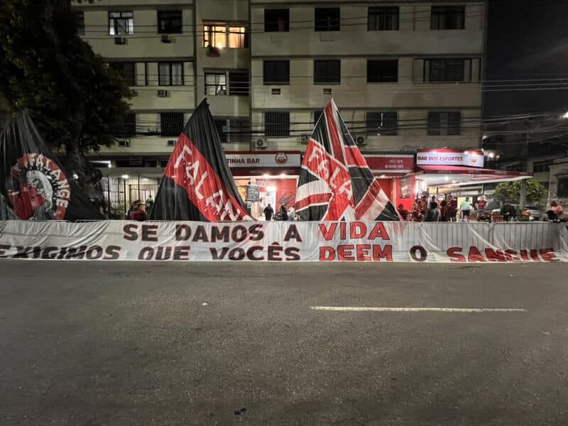 Torcida Organizada do Flamengo expõe faixa com cobrança aos jogadores antes de duelo contra o Grêmio, pela Copa do Brasil