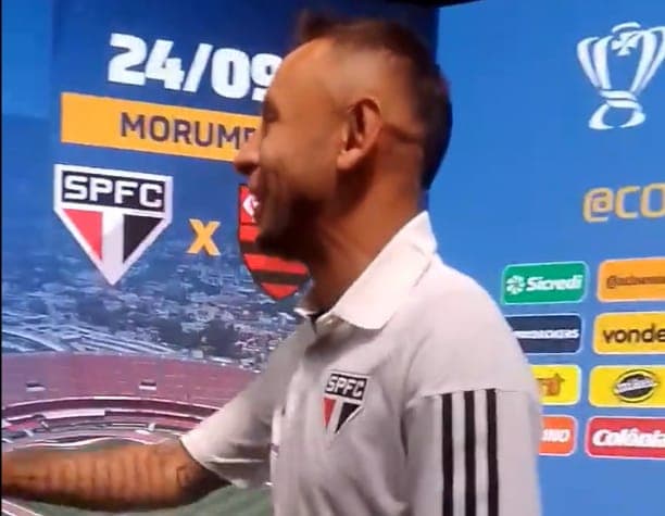 Rafinha brinca com Filipe Luís