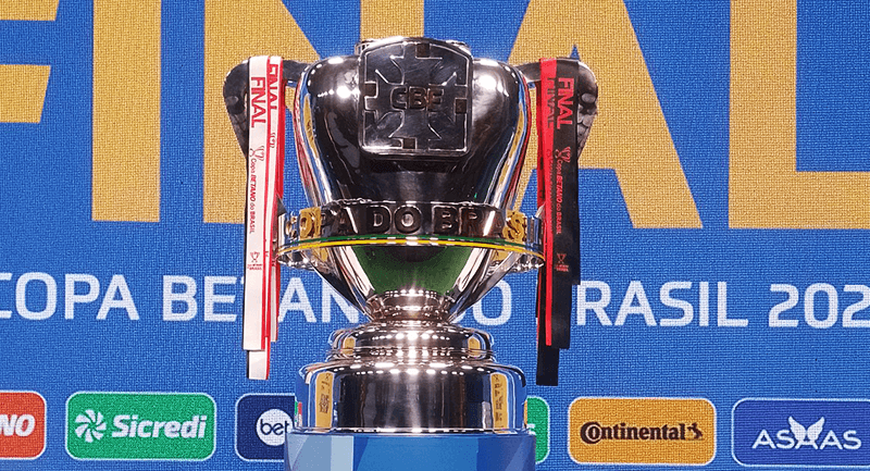 Taça da Copa do Brasil entre Flamengo e São Paulo; preço dos ingressos aumentou exponencialmente se comparado com final de 2022