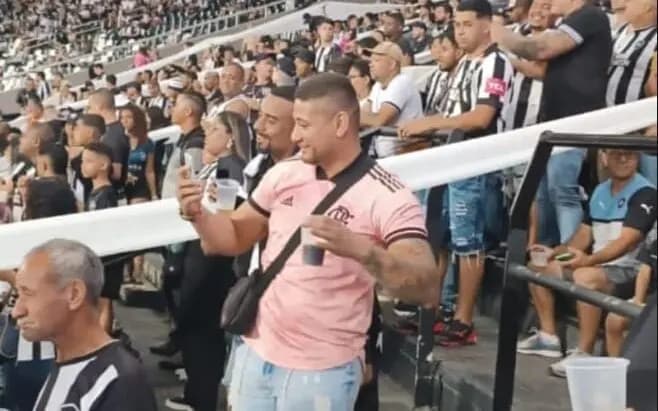 Torcedor rubro-negro com camisa do Flamengo no meio de torcedores do Botafogo no Estádio Nilton Santos