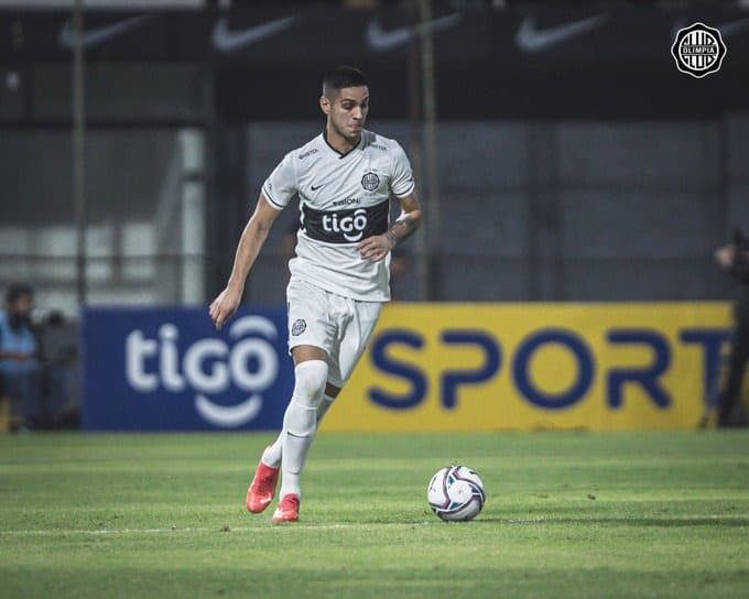 Luis Zárate defendendo o Olimpia