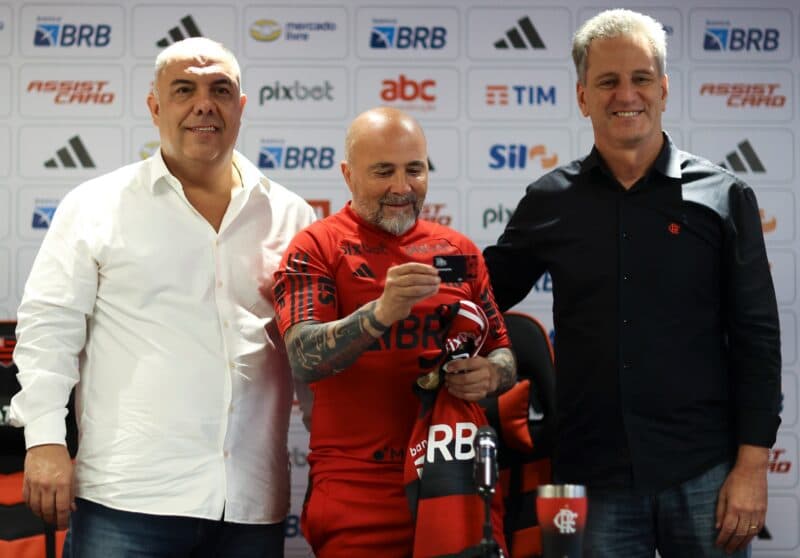 Landim ao lado de Sampaoli e Marcos Braz