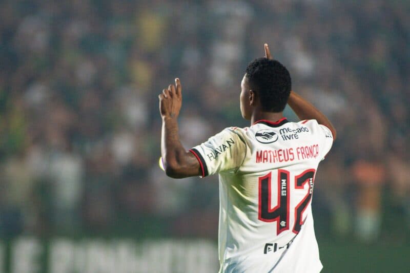 Em artigo para portal britânico, jornalista compara Matheus França, do Crystal Palace, com Vini Jr e Paquetá, também crias do Flamengo